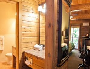 Standaard kamer | Badkamer | Gratis toiletartikelen, een haardroger, handdoeken