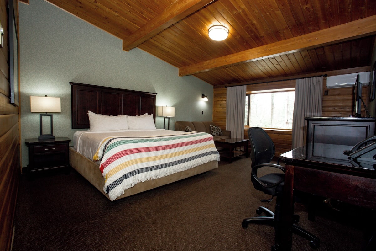 Main Lodge, Standard 1 King Bed | 1 bedroom, desk, iron/ironing board, free WiFi