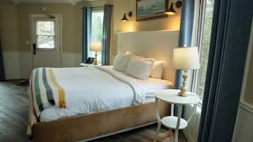 Honeymoon Studio Suite | 1 bedroom, desk, iron/ironing board, free WiFi