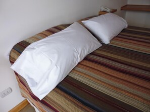 Een bureau, gratis babybedden, gratis wifi