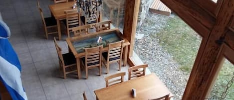 Breakfast and dinner served, seafood