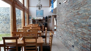 Se sirven desayunos, cenas y mariscos