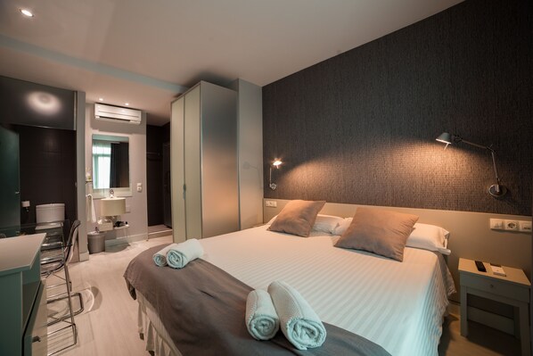 Ropa de cama de alta calidad, cubrecamas y minibar 