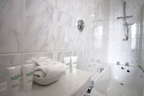 Kombinert dusj/badekar, toalettartikler (inkludert) og hårføner