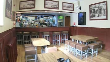 Bar (trong khuôn viên)