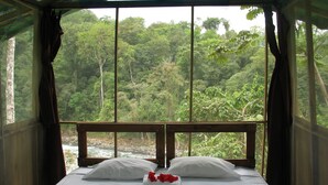 Bungalow, River View | Bed sheets - Pacuare River Lodge (Siquirres)