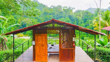 River View Bungalow with Private Bathroom and Private Deck | ผ้าปูที่นอน