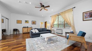 Room 3 (The Rosehall) | Living area | Flat-screen TV