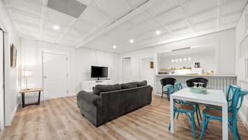 Room 1 (The Meadow) | Woonruimte | Een flatscreentelevisie