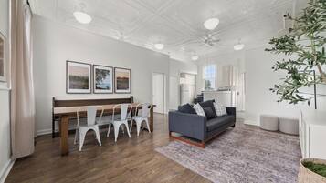 Room 7 (The Bell Tower) | Aire de séjour | Téléviseur à écran plat