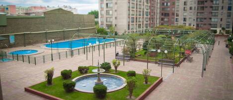 Una piscina al aire libre