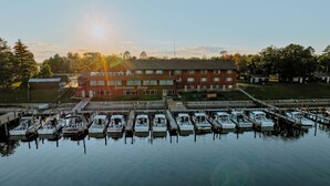 A marina with boats docked in front of a building labeled "Sportsmans Lodge." - Sportsman's Lodge (Baudette)