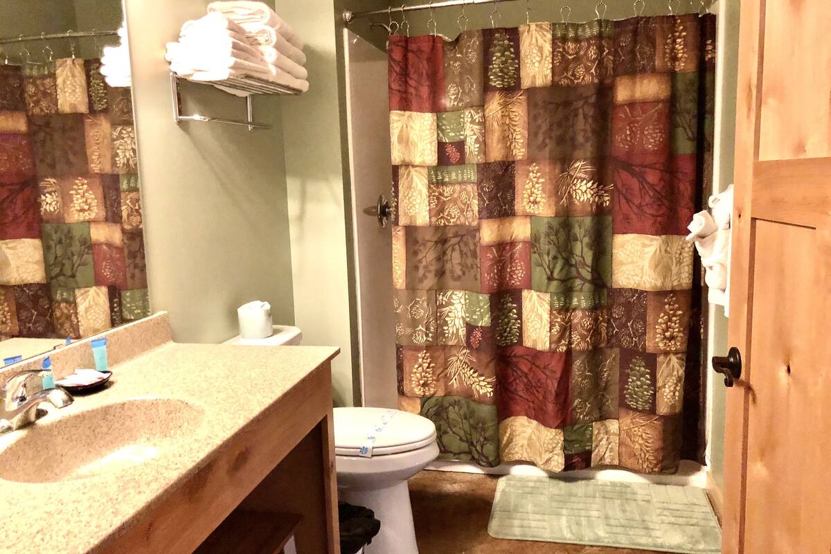 villa, 5 bedrooms, river view | bathroom | free toiletries, towels, soap, shampoo