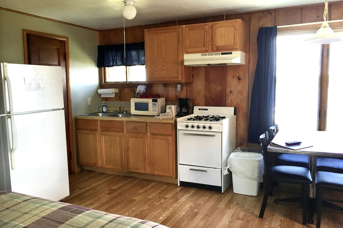 cabin, 1 bedroom | private kitchen | coffee/tea maker, freezer