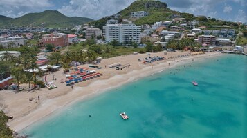 Ropa de cama de alta calidad y caja de seguridad en la habitación 