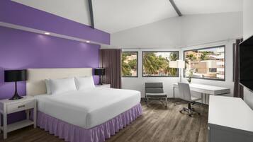Suite, 1 King Bed, Kitchen, Ocean View (Full Kitchen) | Premium bedding, in-room safe, desk, laptop workspace