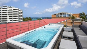 Outdoor pool, sun loungers - Commodore Suites, SureStay Collection by Best Western (Simpson Bay)
