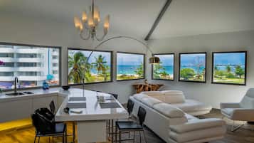 Suite, 1 kingsize bed, keuken, uitzicht op zee | Luxe beddengoed, een kluis op de kamer, een bureau, een laptopwerkplek