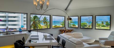 Suite, 1 kingsize-seng, kjøkken, havutsikt | Sengetøy av topp kvalitet, safe på rommet og skrivebord