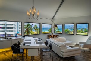 Ropa de cama de alta calidad y caja de seguridad en la habitación 