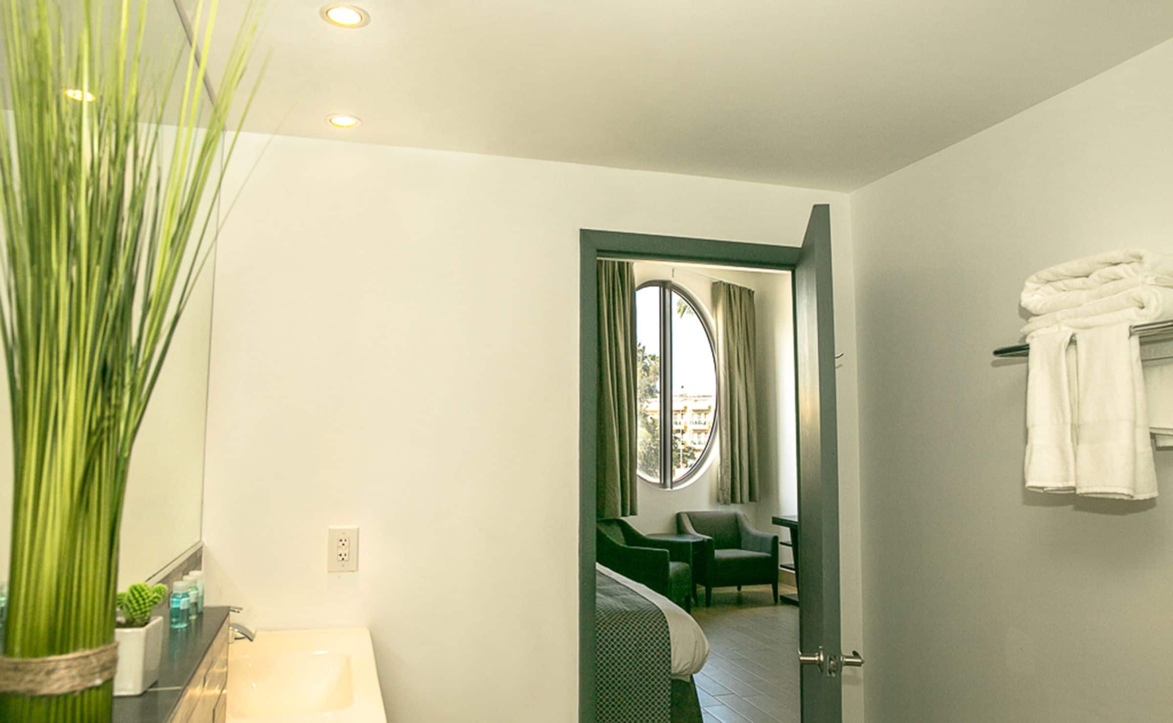 studio suite, 1 king bed, mountain view | 1 bedroom, premium bedding, in-room safe, desk