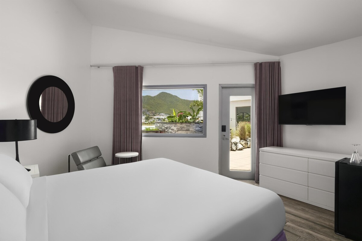 Standard Room, 1 King Bed, Non Smoking | Premium bedding, in-room safe, desk, laptop workspace