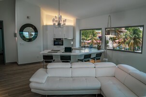 套房, 1 张特大床, 厨房, 海洋景观 | 高档床上用品、客房内保险箱、办公桌、笔记本电脑工作区