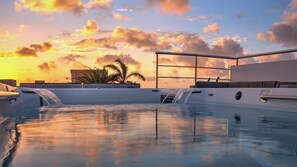 Una piscina al aire libre, tumbonas