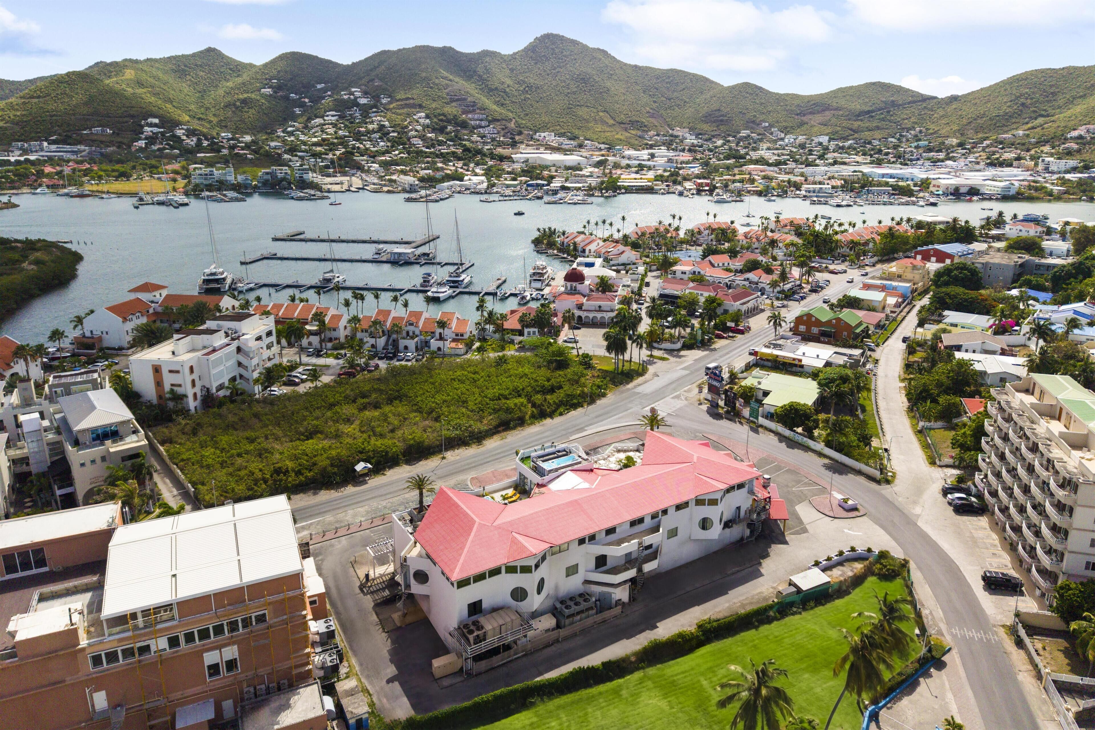 Une ville côtière dotée d’un port de plaisance, de bâtiments aux toits rouges et d’un casino imposant.