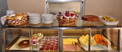 Free daily buffet breakfast