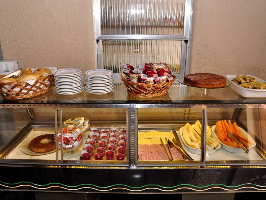 Café da manhã com buffet grátis todos os dias