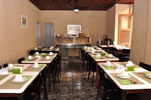 Café da manhã com buffet grátis todos os dias