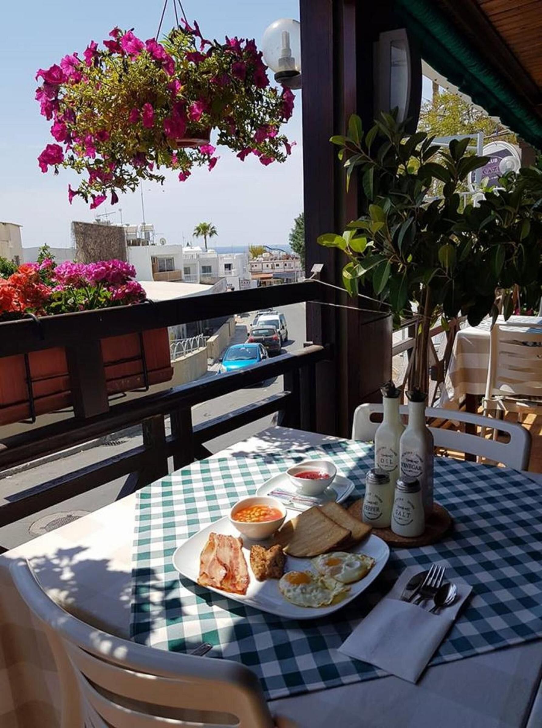 Café da manhã, almoço e jantar; culinária mediterrânea 