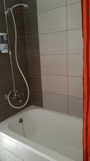 Studio | Bathroom amenities | Bathtub, free toiletries, hair dryer, towels