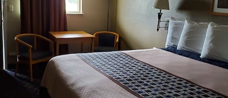 Chambre simple (Basic Single Room No pets allowed) | Lit avec matelas Ă plateau-coussin, rideaux dâobscurcissement