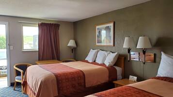 Chambre double, 2 grands lits, animaux de compagnie interdits | Lit avec matelas à plateau-coussin, rideaux d’obscurcissement