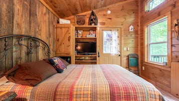 Rom – basic, 1 queensize-seng, elveutsikt, over vannet (The Owl's Perch) | Dundyner, senger med overmadrass og individuelt dekorert