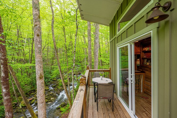 Rom – basic, 1 queensize-seng, elveutsikt, over vannet (The Owl's Perch) | Terrasse/patio