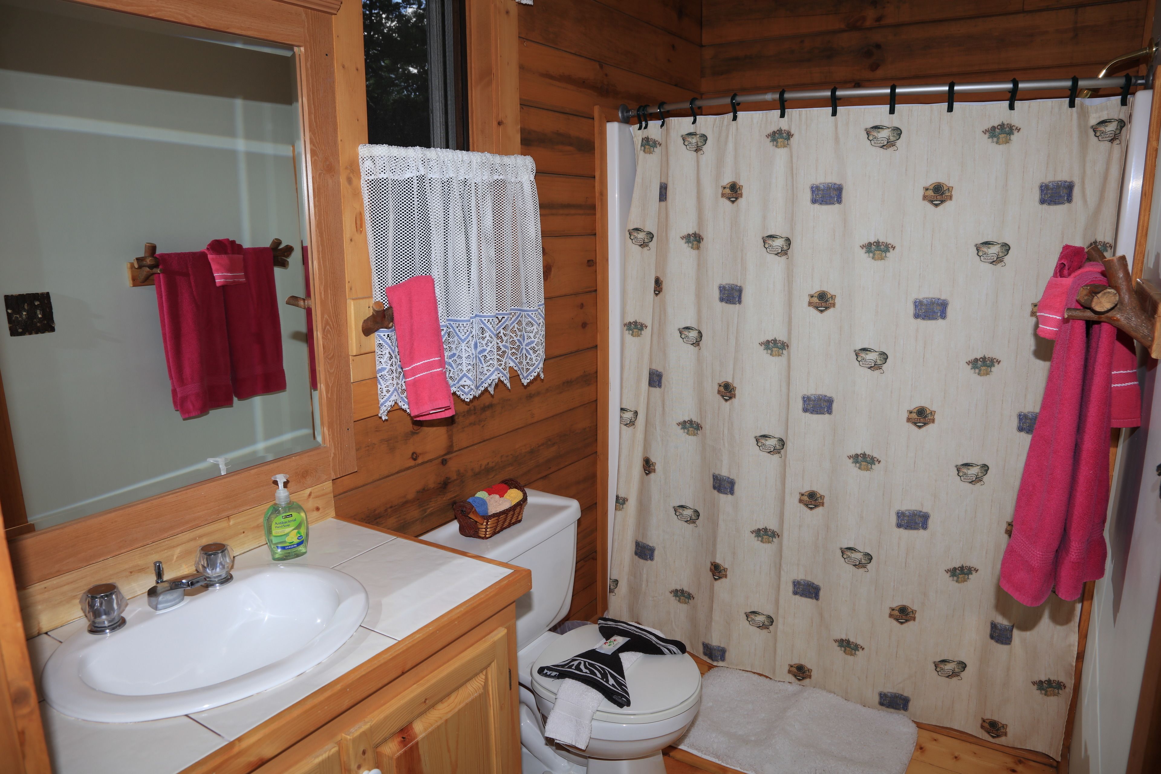 Cabin (Rhododendron Log) | Bathroom