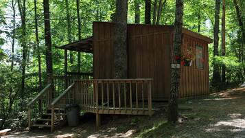 Cabin (Campin') | Front of property
