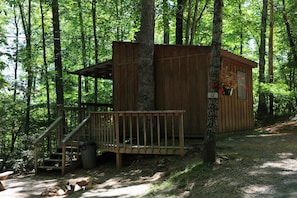 Cabin (Campin') | Front of property