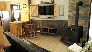 Ferienhaus, 2Â Schlafzimmer | Wohnbereich | 40-Zoll-Flachbildfernseher mit Satellitenempfang, Fernseher, Kamin