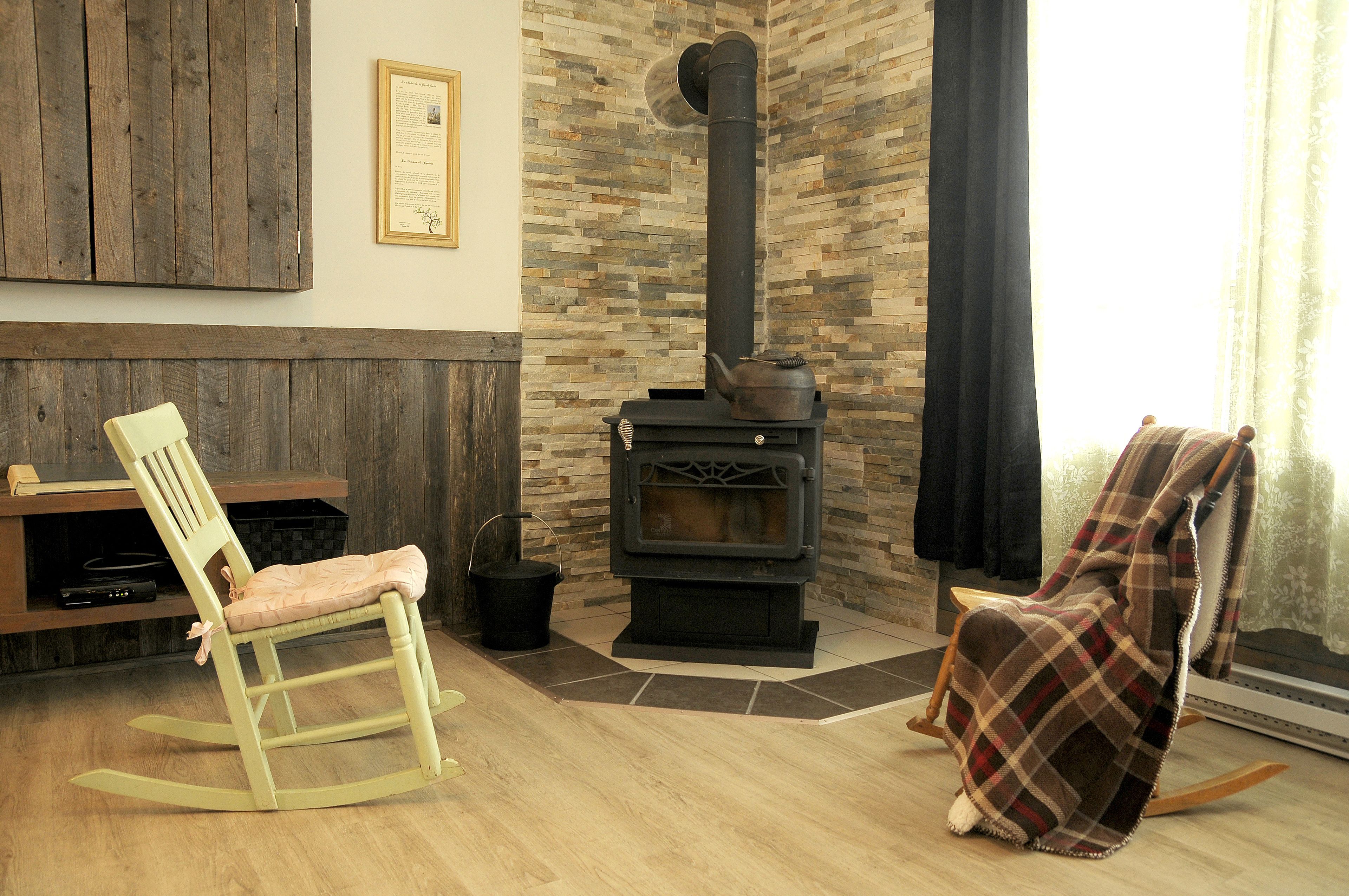 Ferienhaus, 2 Schlafzimmer | Wohnbereich | 40-Zoll-Flachbildfernseher mit Satellitenempfang, Fernseher, Kamin