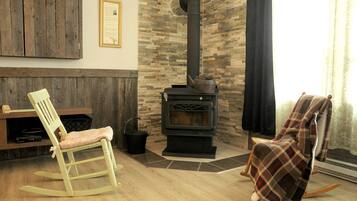 Ferienhaus, 2Â Schlafzimmer | Wohnbereich | 40-Zoll-Flachbildfernseher mit Satellitenempfang, Fernseher, Kamin