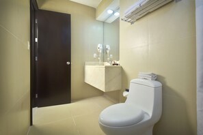 Standardzimmer, 2 Doppelbetten | Badezimmer