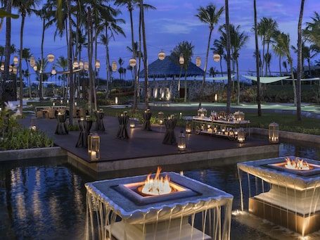 2 bars/lounges, 2 poolside bars. Shangri-La Hambantota