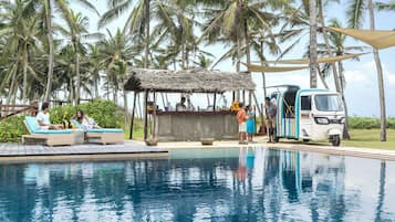 Bar en bord de piscine