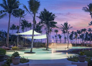 3 座室外游泳池，提供泳池遮陽傘和日光浴躺椅