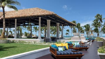 2 bars, 2 bars en bord de piscine