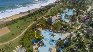 3 座室外游泳池,提供泳池遮陽傘和日光浴躺椅